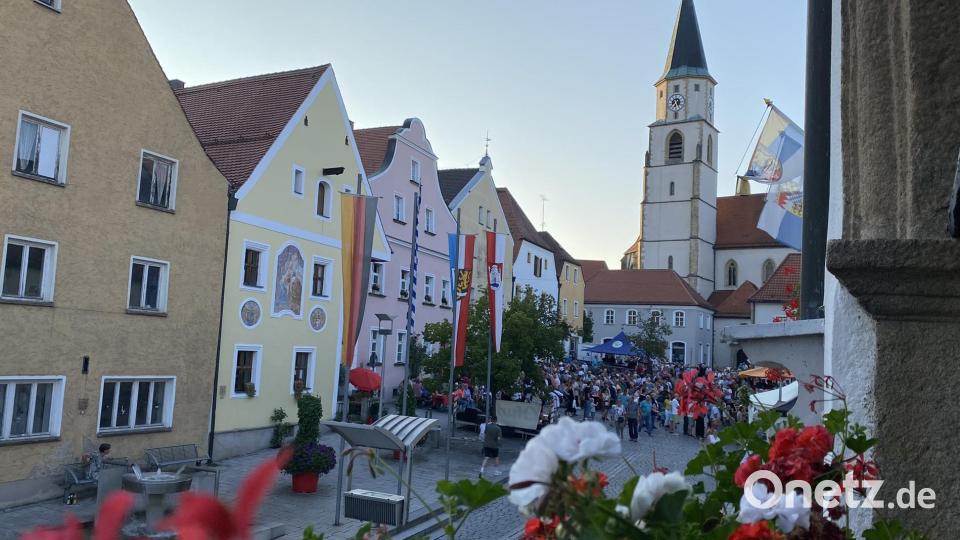 Das Nabburger &quot;Pflasterfest&quot; zog mit südländischem Flair viele Besucher in die Altstadt zwischen Pfarrkirche und Rathaus, dessen Blumenschmuck in den italienischen Nationalfarben erblühte. Bild: aub