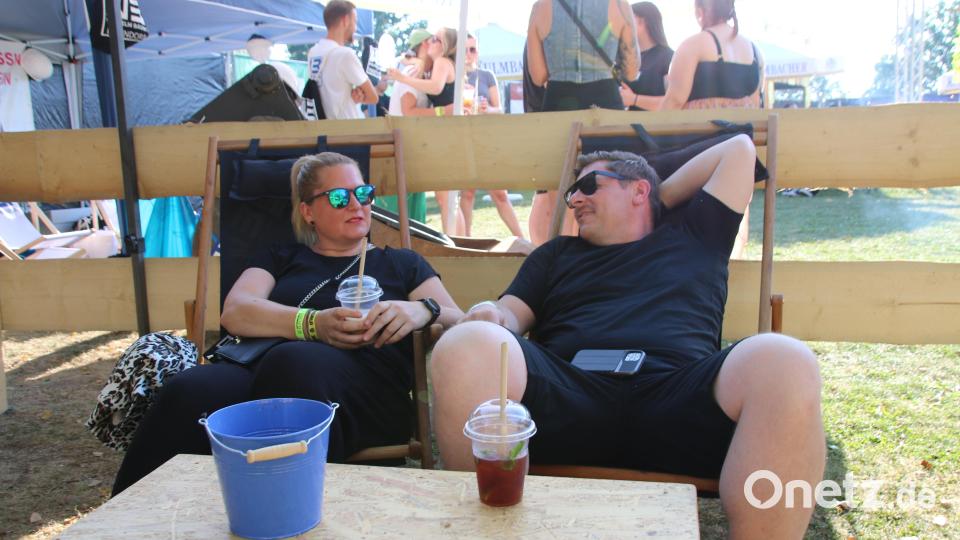 Wer genug vom Tanzen hatte, konnte auch gemütlich in Liegestühlen eine Pause machen. Bild: sne