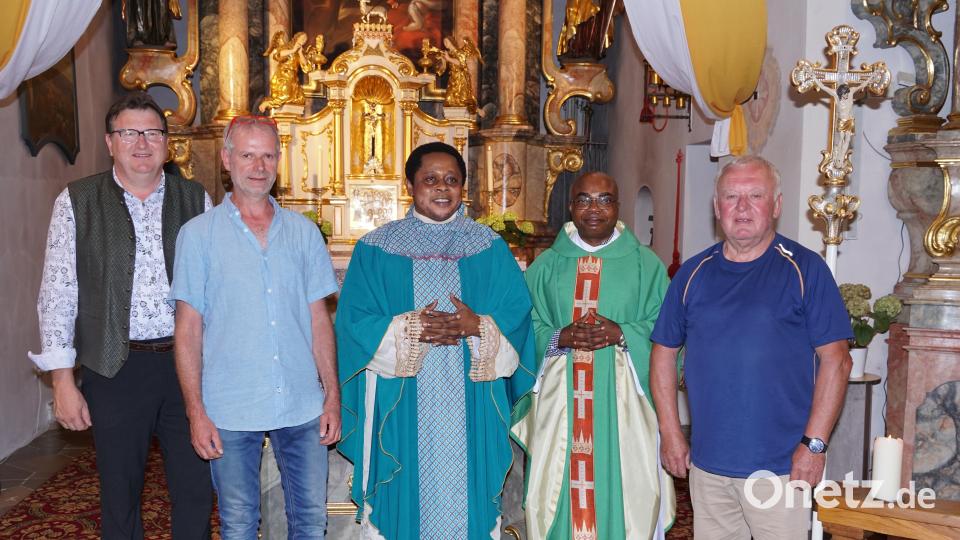 Pfarrvikar Edmund Chika Onah nimmt Abschied von Rottendorf. Im Bild (von links) Pfarrgemeinderatssprecher Werner Schönberger, Kirchenpfleger Karlheinz Hofmann, Vikar Edmund Chika Onah, sein Nachfolger Plácido Kabamba und Josef Mutzbauer. Bild: nib