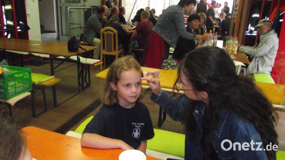 Für die Kinder ist beim Dorffest in Muglhof auch eine Schminkecke eingerichtet. Bild: ror