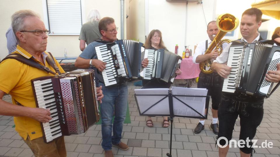 Sie spielen mit Akkordeon und Tuba auf: Beim Musikantentreffen gibt es reichlich Applaus. Bild: mad