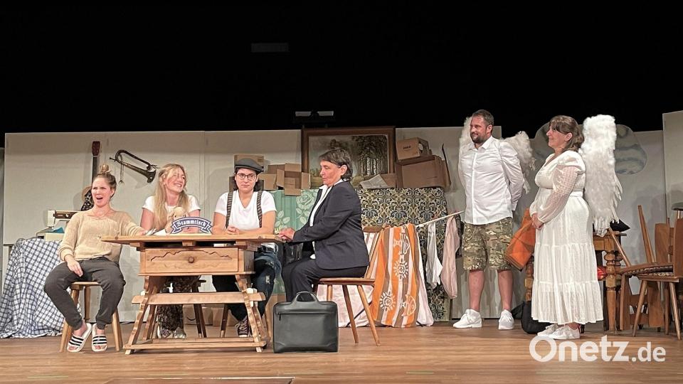 Von der Notarin (Barbara Ströll-Seegerer, ganz rechts am Tisch) erfahren die Huber-Schwestern (v.l.n.r. Milena Felkl, Lisa Kreuz und Alexandra Fenk), was sie nach dem überraschenden Unfalltod ihrer Eltern (Tobias Meidinger und Melanie Kussinger, rechts als Engel) geerbt haben. Bild: Susanne Schwab
