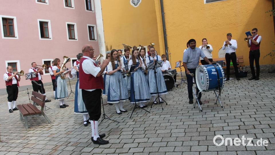 Der Liebhaber von Blasmusik schlägt zu den Klängen des Orchesters des Musikvereins Waidhaus die große Trommel. Bild: pi