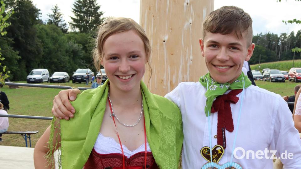 Amelie Högner und Jonathan Neumüller tanzten über eine Stunde, bis der Wecker ihre Amtszeit als Oberkirwapaar einläutete. Bild: mfh