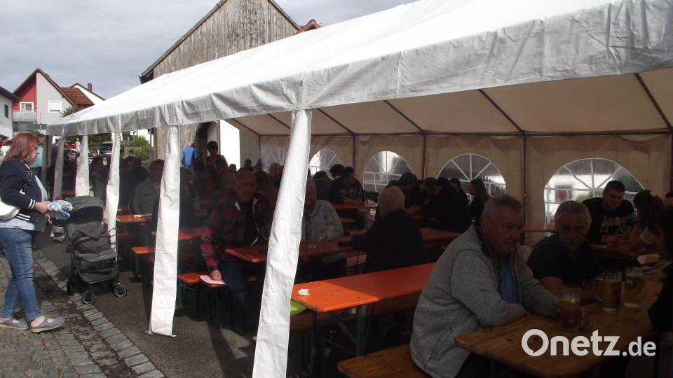 Die Besucher im voll besetzten Festzelt warten gespannt auf die Gewinner der Tombola. Bild: ror