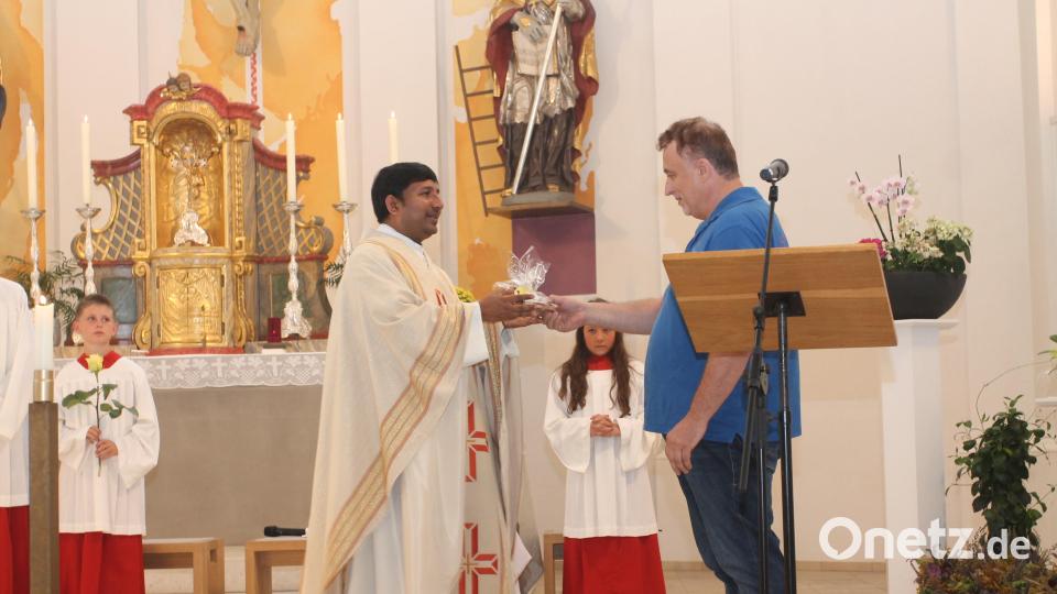 &quot;Mögen sie stets begleitet sein von der Liebe Gottes&quot;, verabschiedet sich Pfarrgemeinderatssprecher Josef Kleber von Pater John Gali. Bild: pi