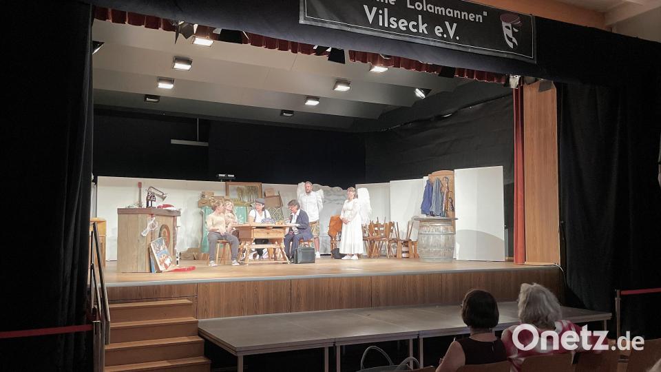 Die Bühne in der Vilsecker Mehrzweckhalle bei den Proben zum Stück &quot;Engel helfen immer) mit den beiden Regisseurinnen Maria Friedrich (rechts) und Maria Schendzielorz im Zuschauerraum. Bild: Susanne Schwab