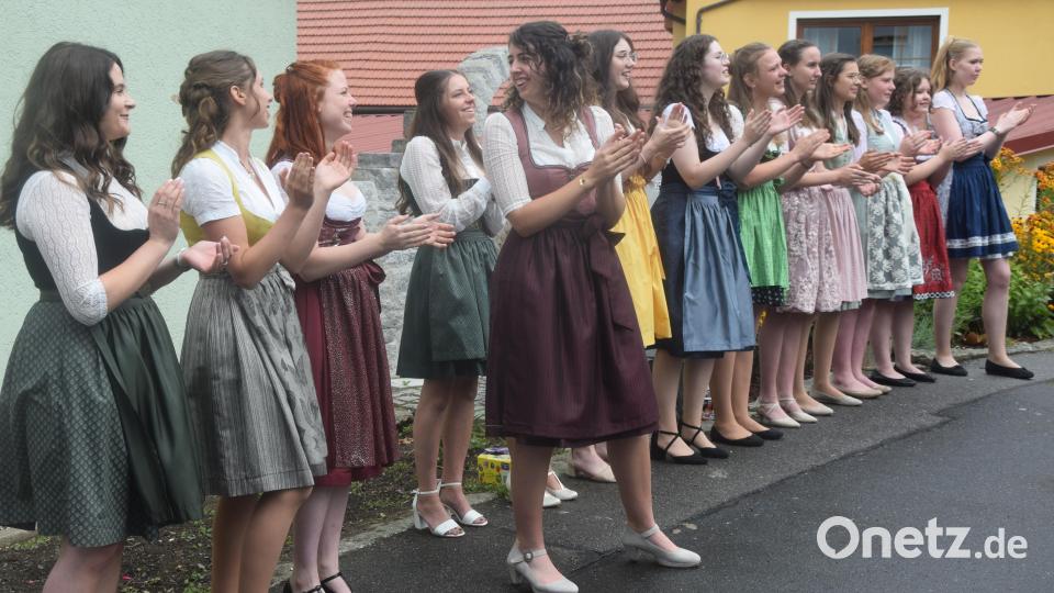 Begeistert klatschen die Mädls, weil sie die besten Kirwaburschen haben. Bild: fz