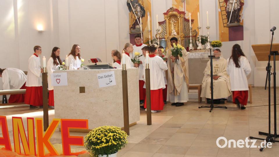 Die Ministranten verabschieden sich mit einer gelben Rose. Bild: pi
