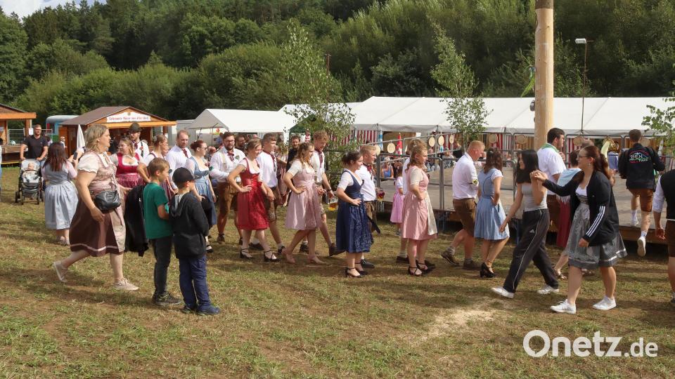 Die zehn Kirwa-Paare haben zusammengefunden und marschieren zum Kirwabaum. Bild: mfh