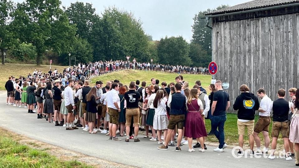 Rekordverdächtig lange Schlangen am Montagmorgen vor dem Festgelände. Bild: Gabi Schönberger