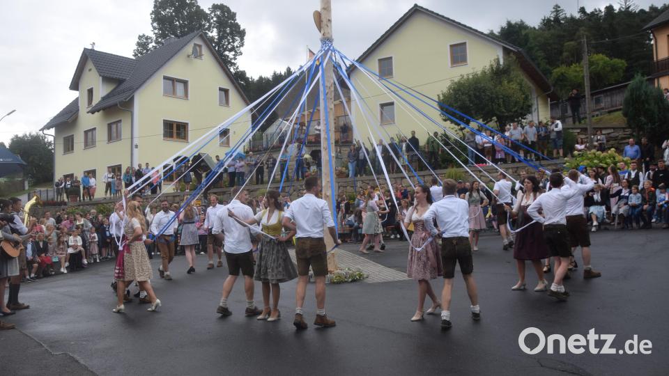 Am Kirwabaum begeistern die 14 Kirwapare Sonntagvormittag im beschaulichen Woppenrieth 300 Zaungäste. Bild: fz