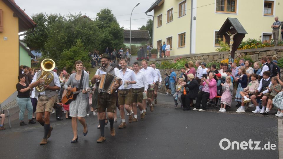Einzug per Musik nach der Kirche auf den Dorfplatz Woppenrieth. Bild: fz