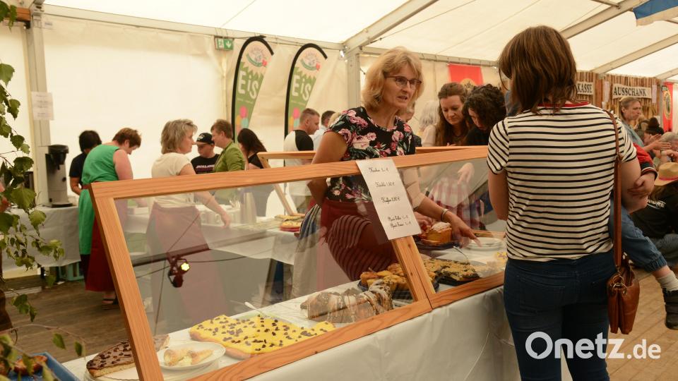 Das Kuchenbüfett im Festzelt war am Sonntag reich bestückt. Bild: bey