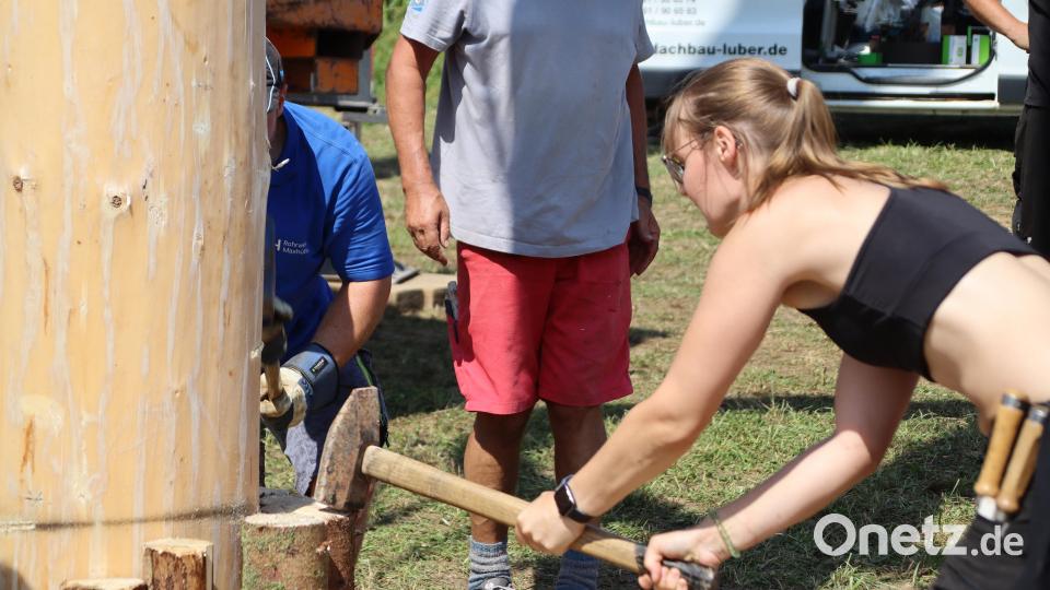 Das Einschlagen der Sicherungsofähle ist eine gern geteilte Aufgabe. Bild: mfh