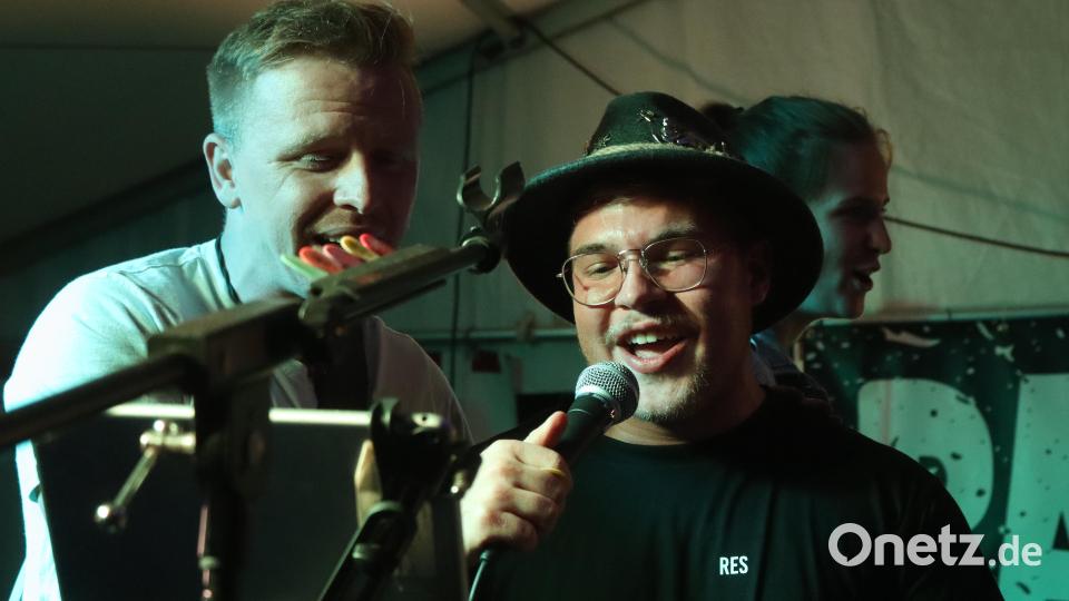 Die Band Basement Power heizte am Abend im Zelt ein. Mitsingen war bei Liederwünschen der Kirwagemeinschaft Pflicht. Bild: mfh