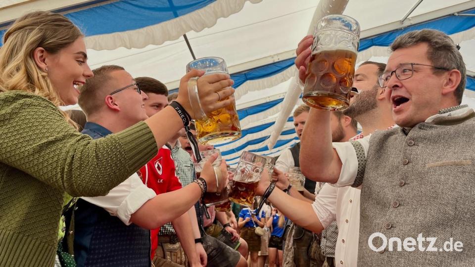 &quot;Ein Prosit, ein Prosit&quot; im Festzelt. Bild: Gabi Schönberger