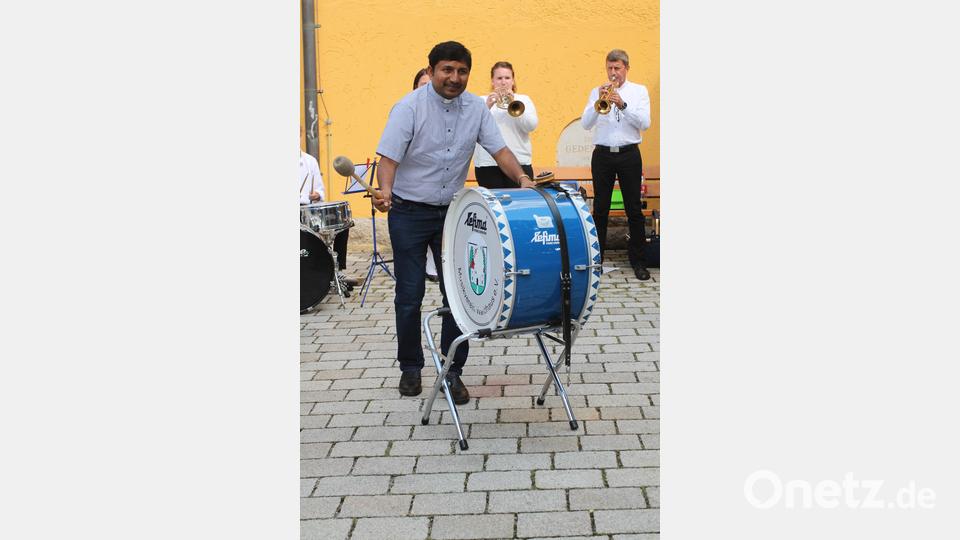 Der Liebhaber von Blasmusik schlägt zu den Klängen des Orchesters des Musikvereins Waidhaus die große Trommel. Bild: pi