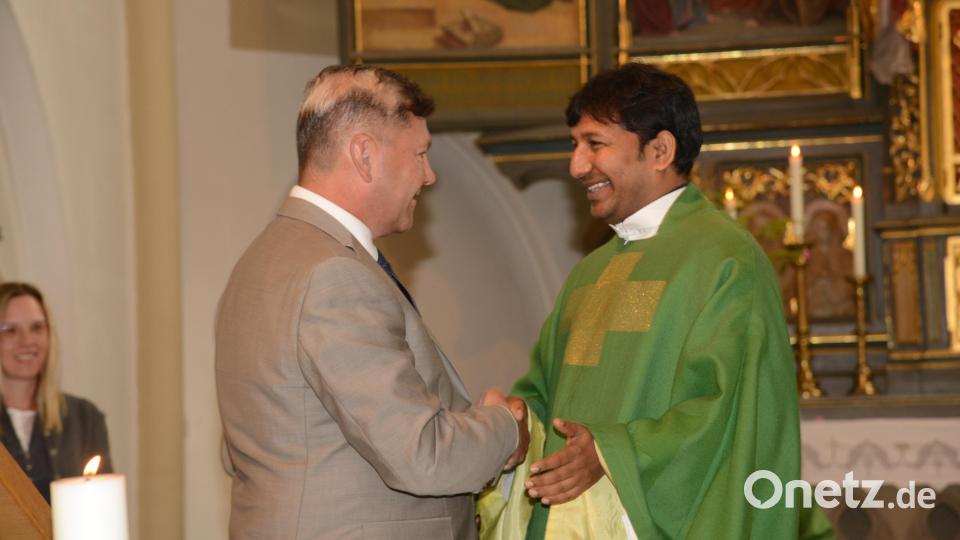 Bürgermeister Rainer Rewitzer dankt vor dem Altar Pater John für die Zusammenarbeit namens der Stadt und des Stadtrates. Bild: bey