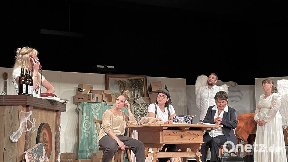 Wenn Tante Resi anruft, dann gehen bei Loni (Milena Felkl, am Telefon), Leni (Lisa Kreuz, links am Tisch) und Luzie (Alexandra Fenk, Zweite von links), aber auch den verstorbenen und nun als Engel auf die Erde gekommenen Eltern (Tobias Meidinger und Melanie Kussinger, rechts im Hintergrund) die Alarmglocken an, während Frau Dortmund (Barbara Ströll-Seegerer) dringend weiter muss. Bild: Susanne Schwab