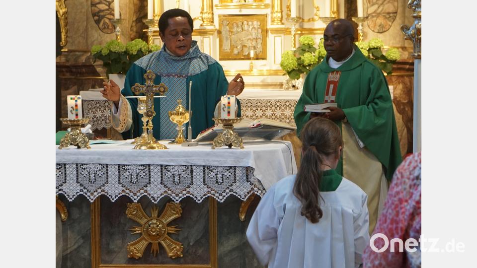 Kaplan Edmund Chika Onah (links) feiert seinen letzten Gottesdienst in Rottendorf gemeinsam mit seinem Nachfolger Placido Kabamba. Bild: nib