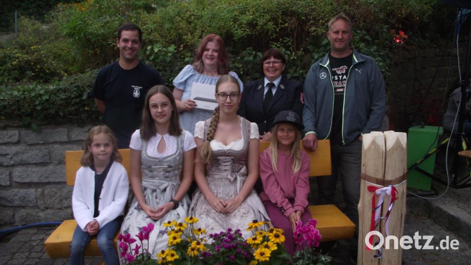 Kommandant Thomas Balk (links) und Vorsitzende Sieglinde Fleischmann (zweite von rechts) gratulieren den Gewinnern der Tombola. Bild: ror