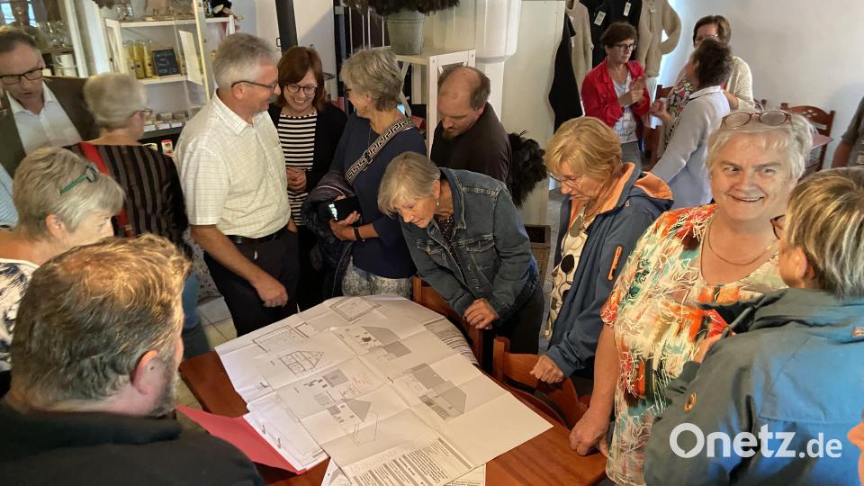 Anhand der Baupläne konnten sich die Besucher ein Bild von dem Gebäude nach der Sanierung machen. Bild: Markus Scharnagl/exb