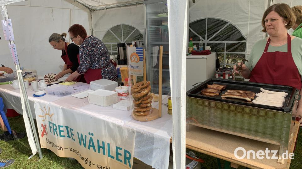 Knusprige Bratwürste, Käse und Brezen gingen zahlreich über die Theke. Bild: adj