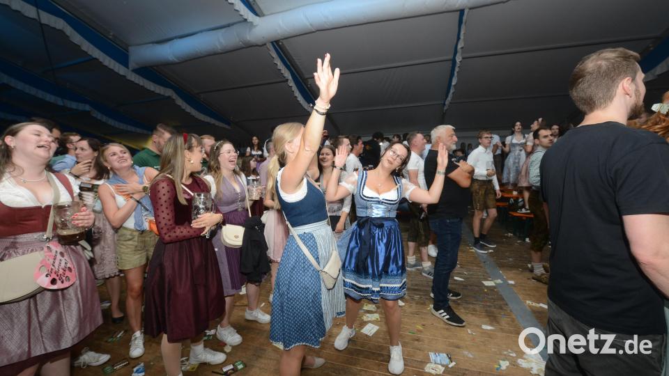 Noch einmal jubelten die Burschen und Mädels der Band &quot;Donnaweda&quot; zu. Bild: bey