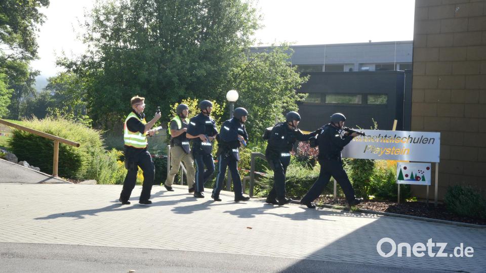 25 Einsatzkräfte der Polizei Weiden waren in Pleystein bei einer Übung zur Bewältigung von lebensbedrohlichen Einsatzlagen. Bild: bey
