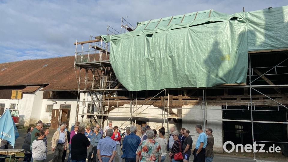 Über die Sanierung der Remise am Mitterhof informierte sich einer Besuchergruppe der CSU Waldsassen. Bild: Markus Scharnagl/exb