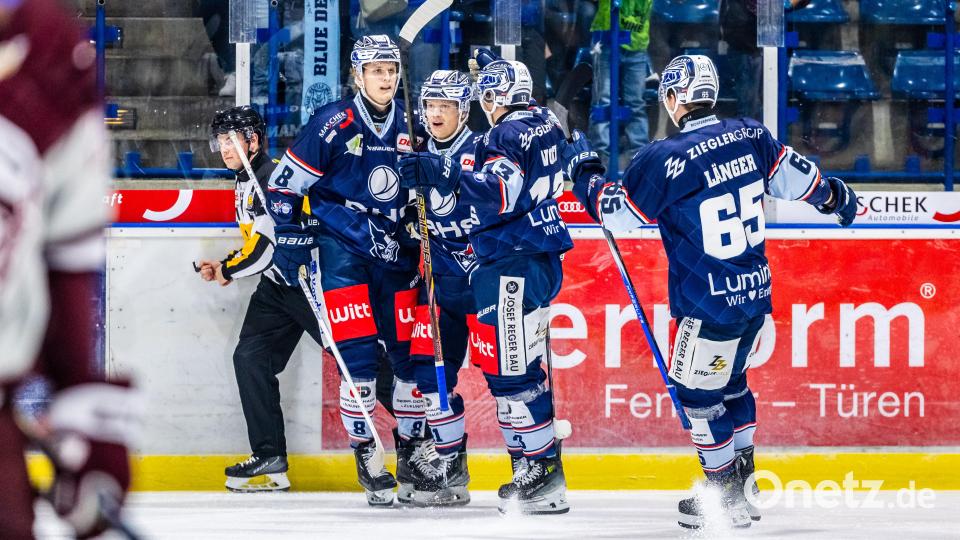 Szenen aus dem Testspiel der Blue Devils Weiden (blaue Trikots) gegen die University of Ottawa. Bild: Tobias Neubert