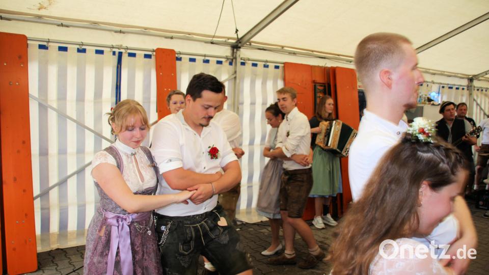 Weil es regnet, präsentieren die Winbucher Kirwapaare ihre Tänze im Festzelt. Bild: bjo