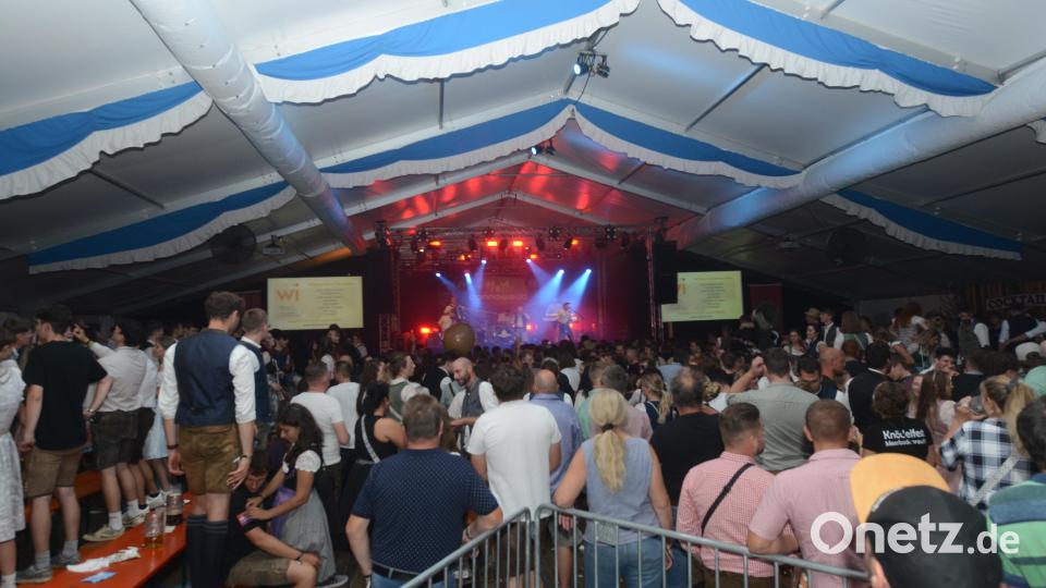 In der der Bühne zugewandten Seite des Festzeltes herrschte nochmals beim Auftritt der Band &quot;Donnaweda&quot; nochmals gute Stimmung. Bild: bey