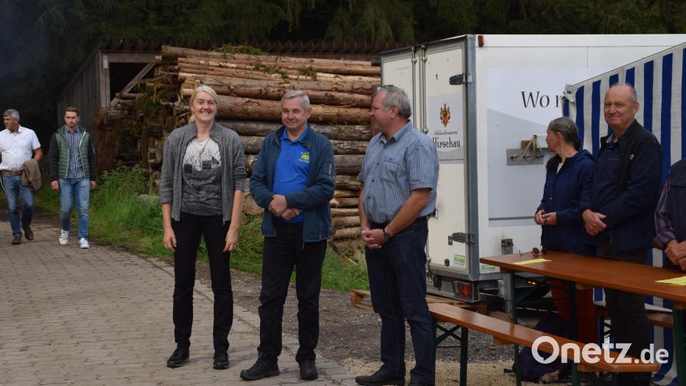 Zwei der wichtigsten Personen, ohne die auf dem Mausberg gar nichts geht. Kirchenpflegerin und Mesnerin Susanne Lindner (Mitte links) und einer der Hauptorganisatoren des Festbetriebs der Pfarrei Josef Rumpler (Mitte rechts mit blauen Shirt). Archivbild: swo