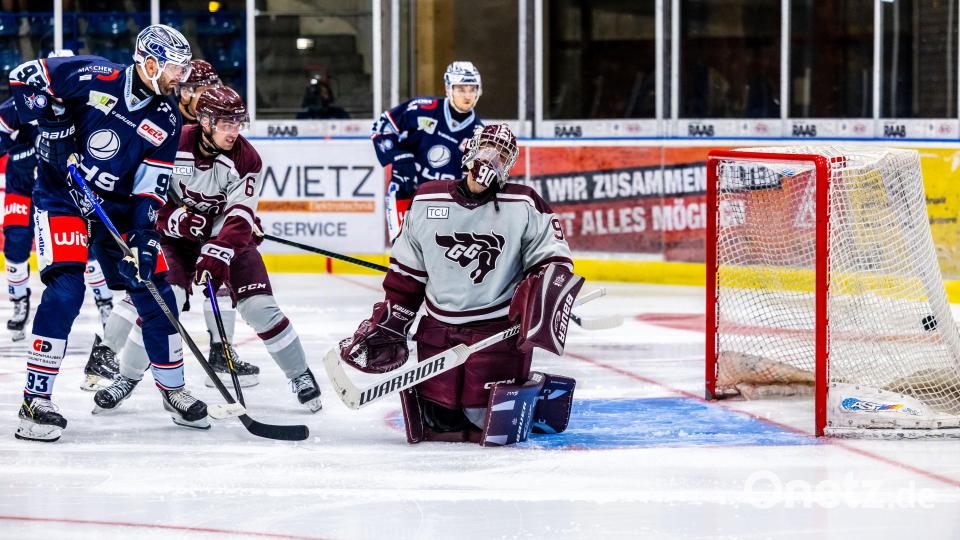 Szenen aus dem Testspiel der Blue Devils Weiden (blaue Trikots) gegen die University of Ottawa. Bild: Tobias Neubert