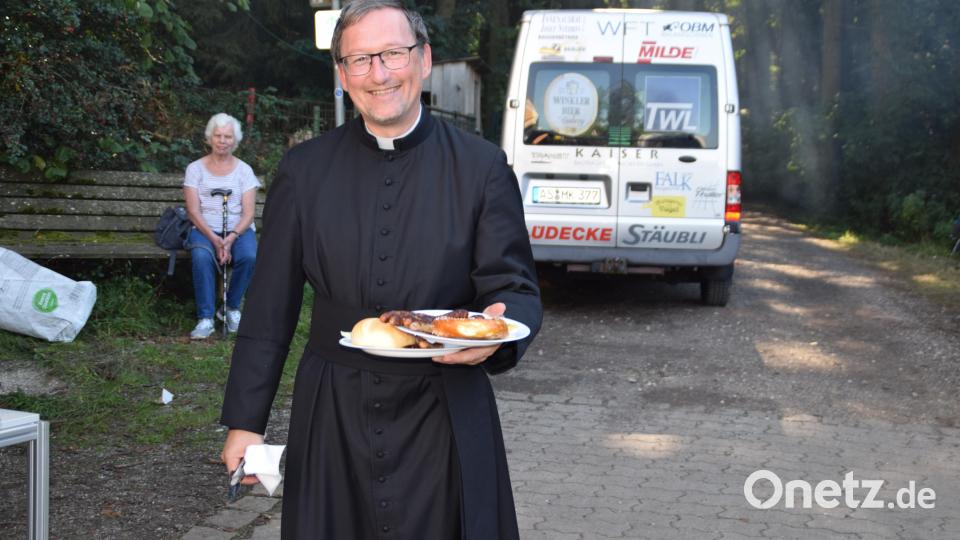 Pfarrvikar Christian Preitschaft kümmert sich auch heuer wieder darum, dass seine Gastprediger auch nach den Gottesdiensten bestens verpflegt werden. Dabei setzt er natürlich auch gerne seine sehr guten Beziehungen zum Bratwurststand der DJK ein. Archivbild: swo