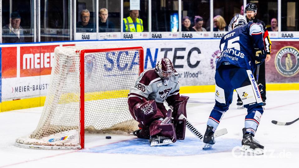 Szenen aus dem Testspiel der Blue Devils Weiden (blaue Trikots) gegen die University of Ottawa. Bild: Tobias Neubert