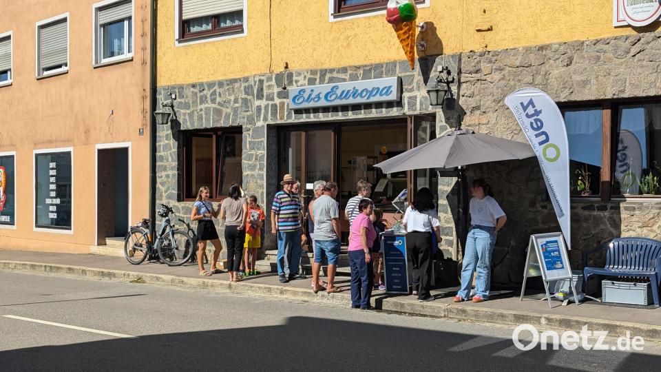 Schon vor Start um 11 Uhr bildete sich vorm Eiscafé Europa eine Schlange. Bild: wrl
