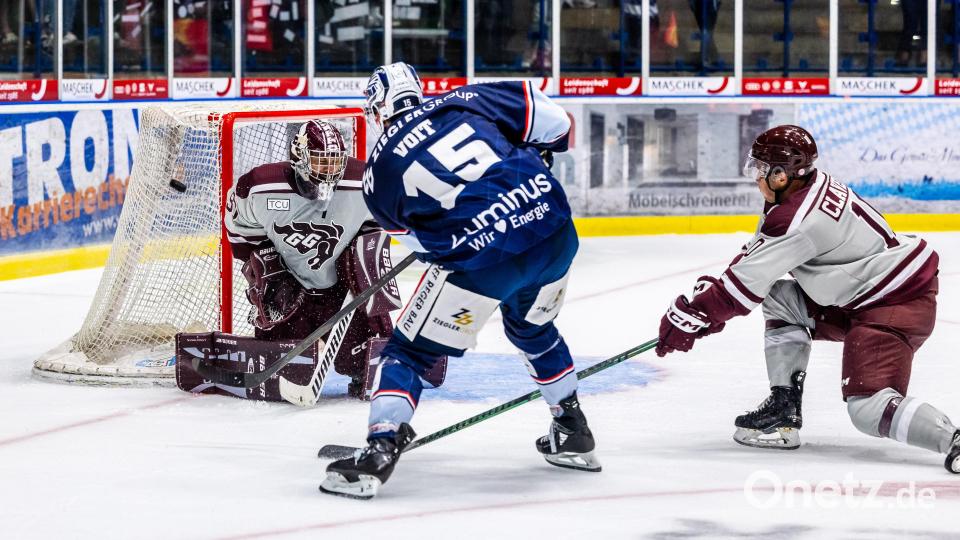 Szenen aus dem Testspiel der Blue Devils Weiden (blaue Trikots) gegen die University of Ottawa. Bild: Tobias Neubert