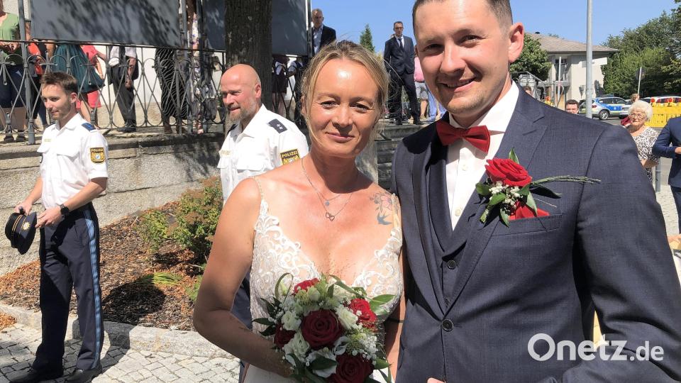 Nach der standesamtlichen Trauung läuteten in den Türmen von Maria Hilf die Hochzeitglocken für Daniela (geborene Mark) und Michael Wedlich. In der Wallfahrtskirche wurde der Bund der Ehe nocheinmal bekräftigt und die Ringe getauscht. Bild: wro