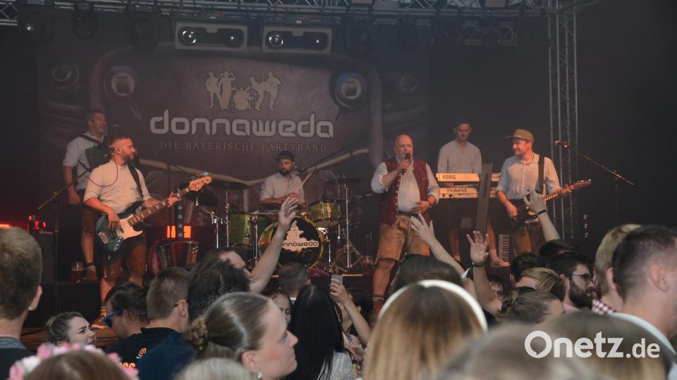 Die Band &quot;Donnaweda&quot; lieferte den heißen musikalischen Background für die letzte Nacht im Festzelt bei der Flosser Kirwa. Bild: bey