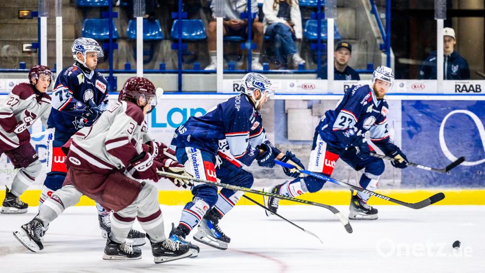 Szenen aus dem Testspiel der Blue Devils Weiden (blaue Trikots) gegen die University of Ottawa. Bild: Tobias Neubert
