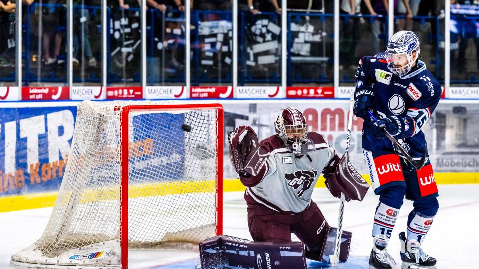Szenen aus dem Testspiel der Blue Devils Weiden (blaue Trikots) gegen die University of Ottawa. Bild: Tobias Neubert