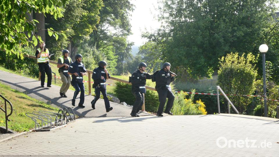 Die Beamten sind mit Waffen und Schutzbekleidung ausgestattet. Bild: bey