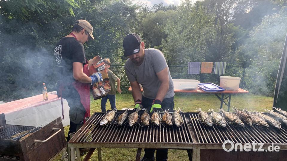 Ein heißer Arbeitsplatz beim Schlossbergfest: Die gegrillten Fische waren heiß begehrt. Bild: adj