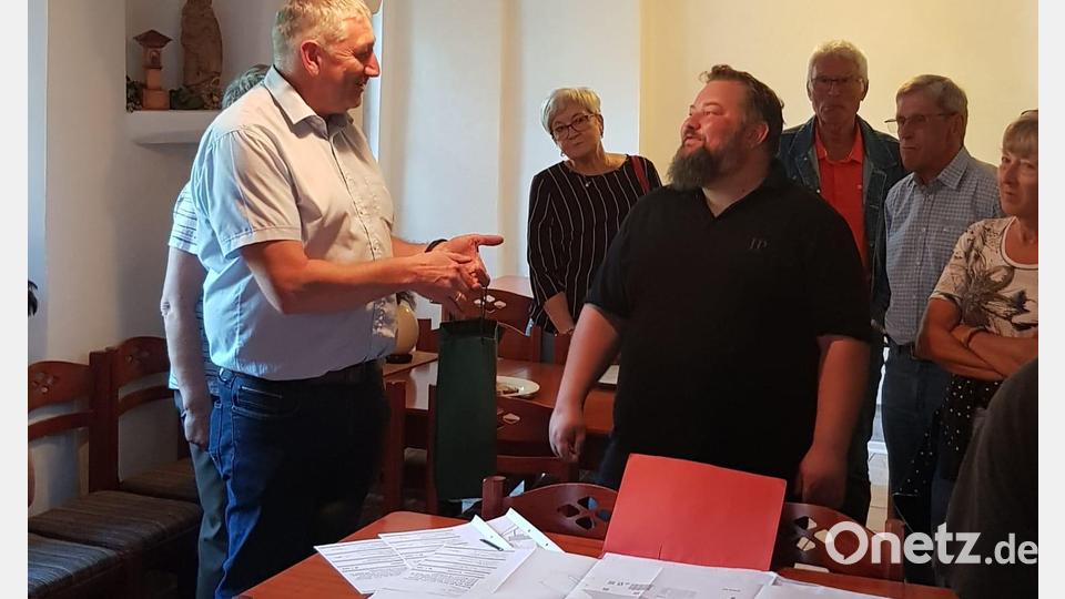 CSU-Ortsvorsitzender Markus Scharnagl (links) dankte für die Erläuterung und wünschte viel Erfolg bei der Umsetzung der Maßnahme. Bild: Markus Scharnagl/exb