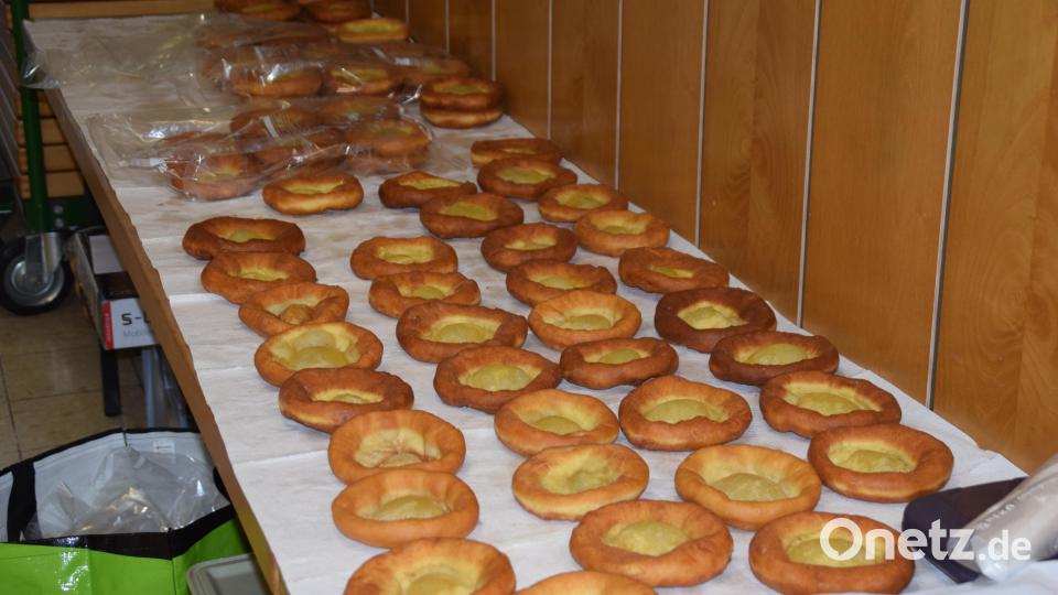 Mehr als Tausend Küchel, die von fleißigen Frauen aus der Pfarrei ehrenamtlich gebacken wurden, warten auf ihre hungrigen Abnehmer. Archivbild: swo