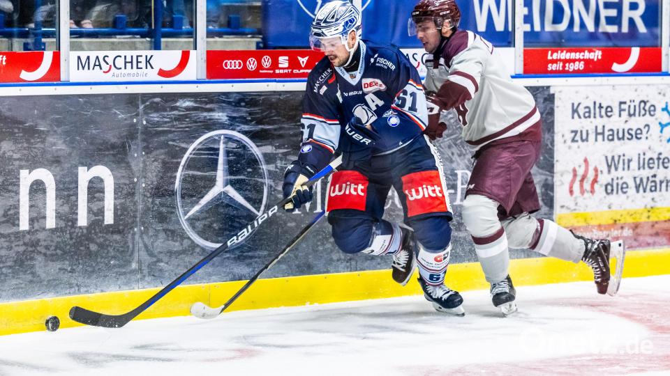 Szenen aus dem Testspiel der Blue Devils Weiden (blaue Trikots) gegen die University of Ottawa. Bild: Tobias Neubert