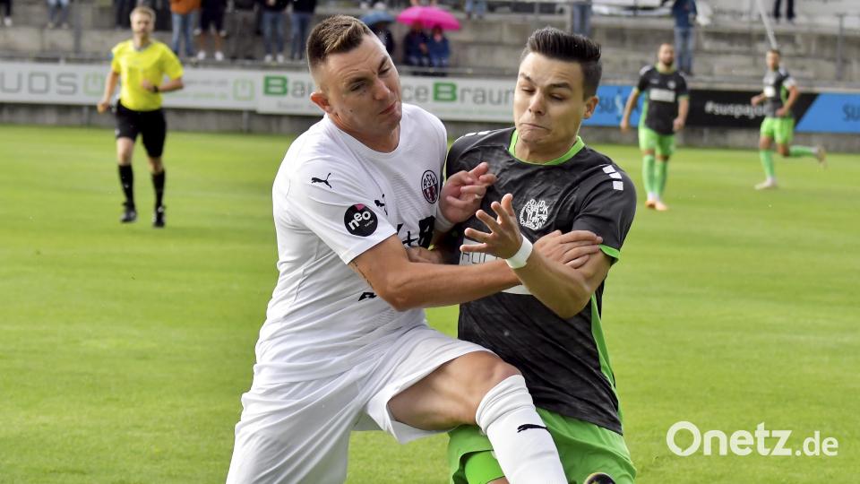 Thomas Stowasser, hier im Duell mit Patrik Hofmann von der DJK Gebenbach, wechselt vom ASV Cham zum SV Schwandorf-Ettmannsdorf. Bild: Hubert Ziegler